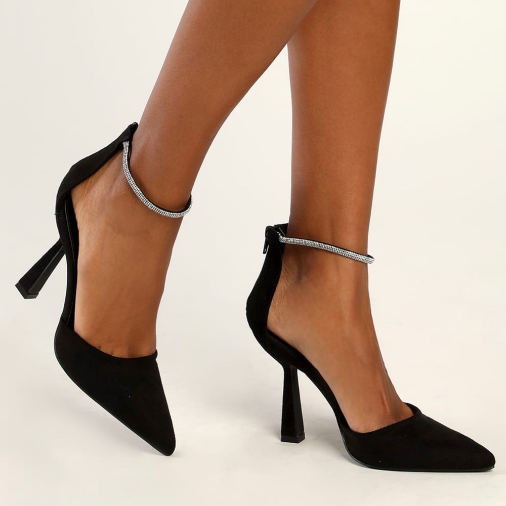 Lulu’s black closed toe classy heels